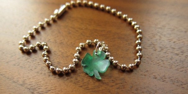 A Little Luck Charm Bracelet - Just Crafty Enough #stpatricksday #stpatricksdaycrafts #greencrafts