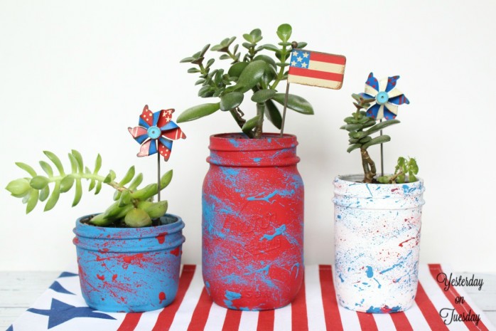 DIY Patriotic Splatter Mason Jars, great for 4th of July entertaining.