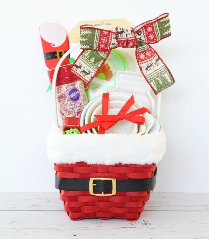 7 Last Minute Gift Basket Ideas for the Knitter, Organizer/Planner, Sports Fan, Baker, Family, Jewelry Maker and Artist. Creative packaging ideas too!