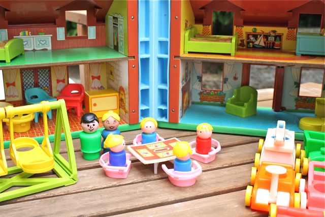 Fisher-price-vintage-little-people-table