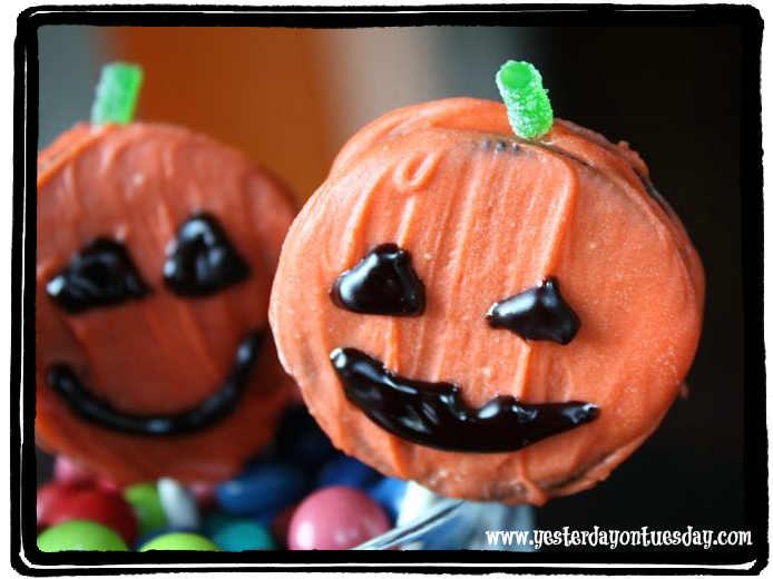 Pumpkin Cookie Cake Pops - Yesterday on Tuesday #halloween treat #halloween cake pops