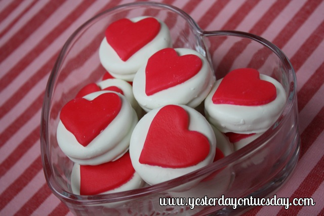 Simple Heart Cookies - Yesterday on Tuesday #valentinesday #heartcookies #valentinestreats #fondant