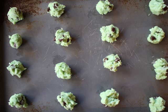 Mint Chocolate Chip Cookies - #mintchocolatechipcookies #stpatricksdayfood #stpatricksdaydesserts #yesterdayontuesday