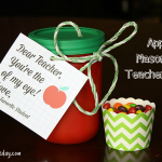 Cute Apple Mason Jar gift for teachers #masonjarcrafts #applecrafts