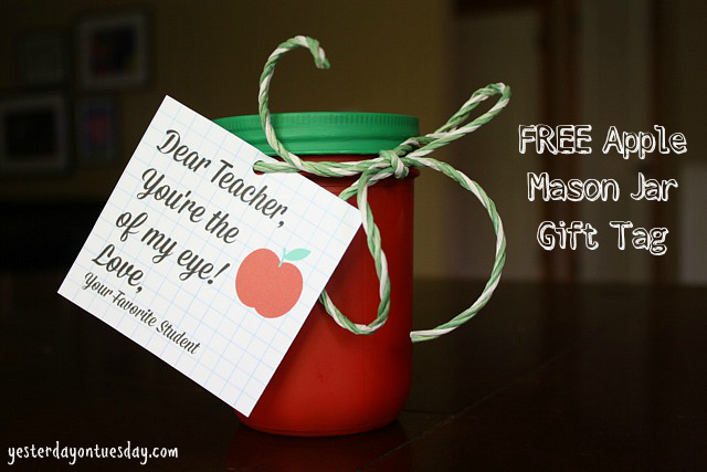 Cute Apple Mason Jar gift for teachers #masonjarcrafts #applecrafts
