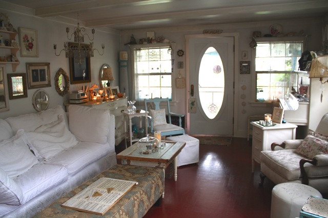 Gorgeous Shabby Chic home with loads of decorating ideas!