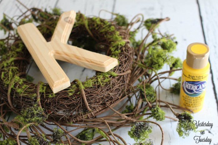 DIY Monogram Wreath, an easy spring or summer project to freshen up your door.