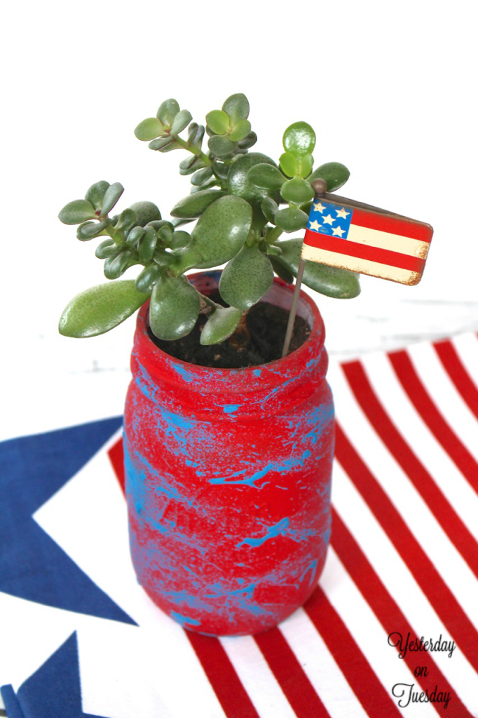 DIY Patriotic Splatter Mason Jars, great for 4th of July entertaining.