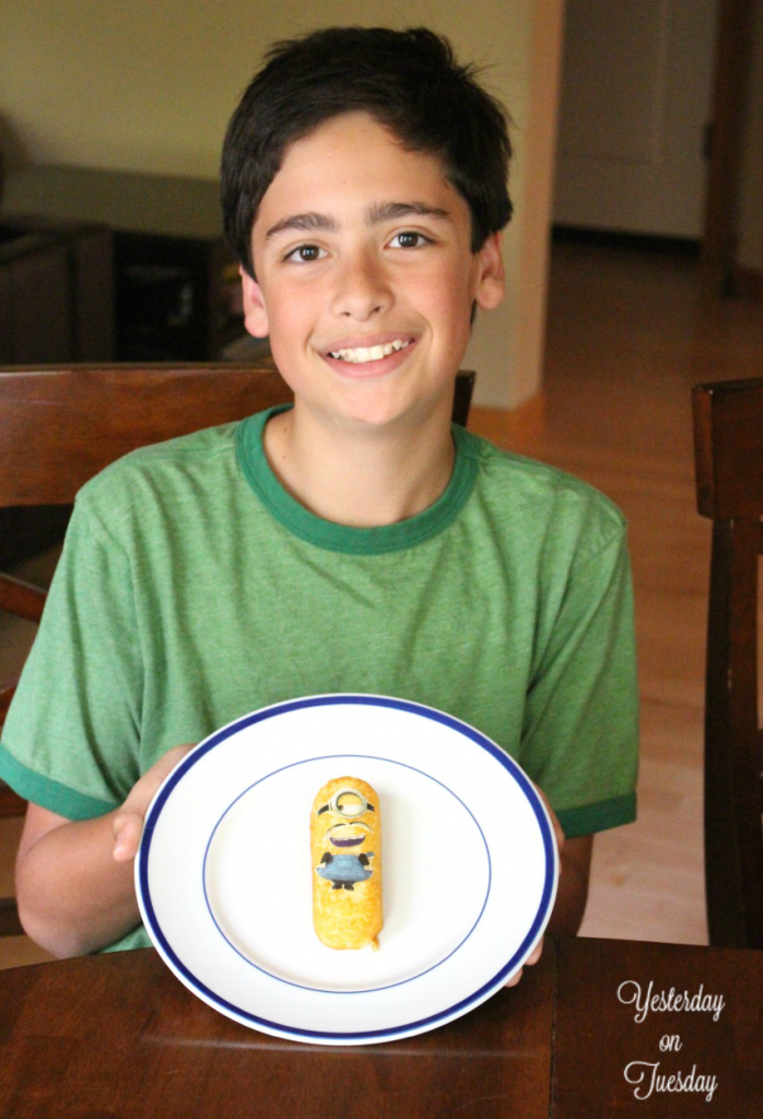 Make your own treats with a Twinkie Minion Kit. Easy and fun for kids!