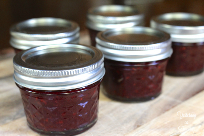 Blackberry Peach Jam Recipe: Enjoy the flavor of Ripe peaches and delicious blackberries all year long! Great on crackers, toast and  vanilla ice cream.