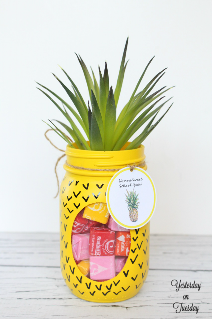 Transform a plain mason jar into a fun pineapple candy jar, plus free printable tags. Perfect back to school teacher's gift.