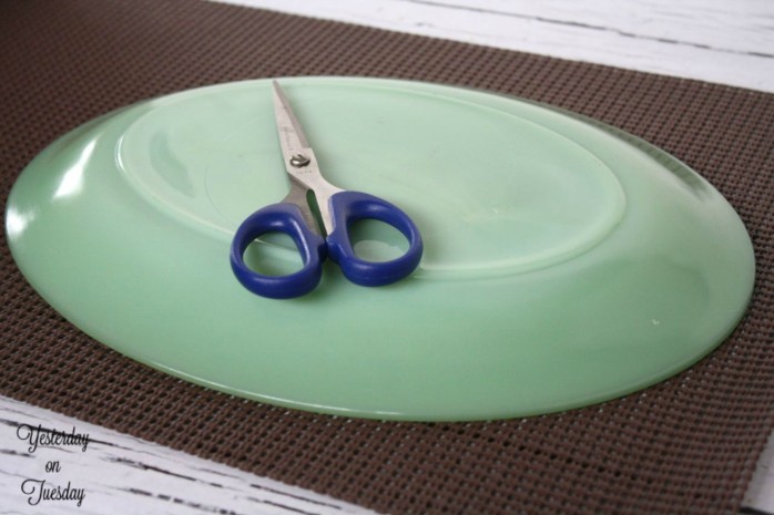 DIY Fast Football Placemats, great for entertaining during football season. You won't believe how easy they are to make.