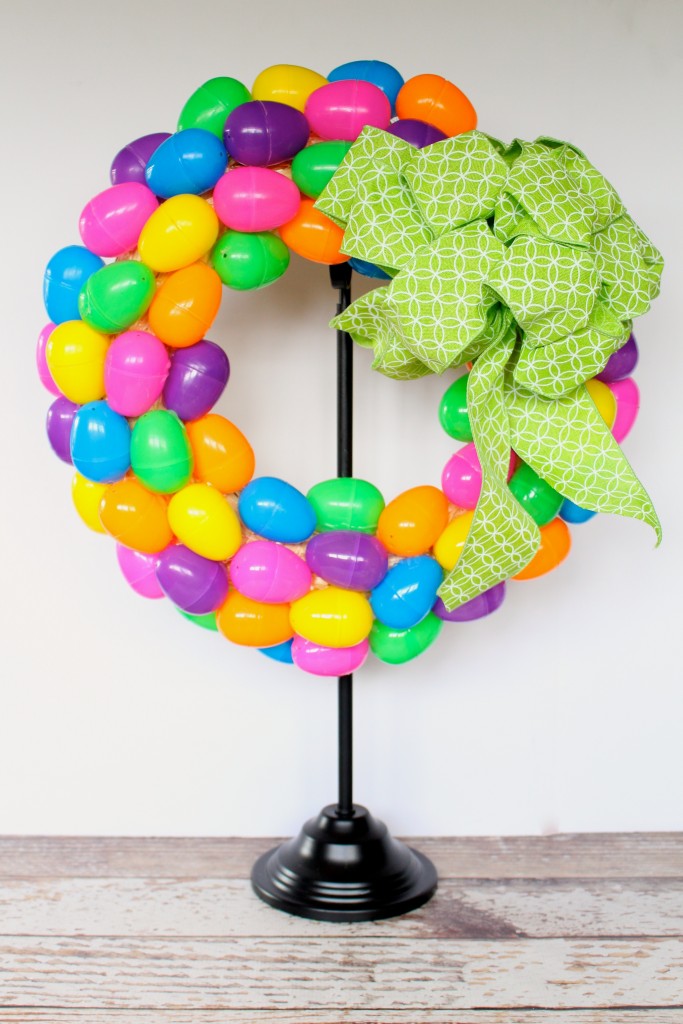 How to make a cute and colorful plastic Easter Egg Wreath
