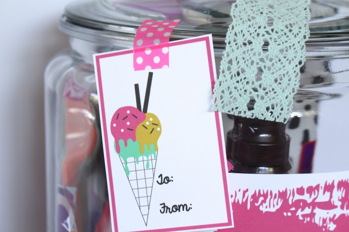 Teacher Gift in a Jar: Ice Cream themed teacher appreciation gift in a jar with printable gift tags and label. Great for end of the year teacher presents!