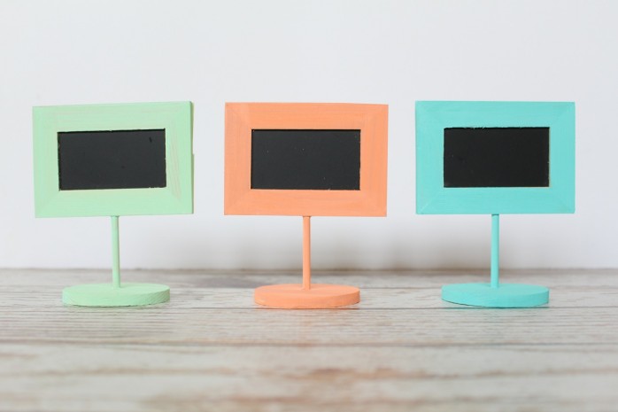 DIY Wedding Table Numbers: How to make rustic table numbers for a wedding, baby shower or any event. Beachy paint colors and a mini chalkboard make this a darling addition to any party.