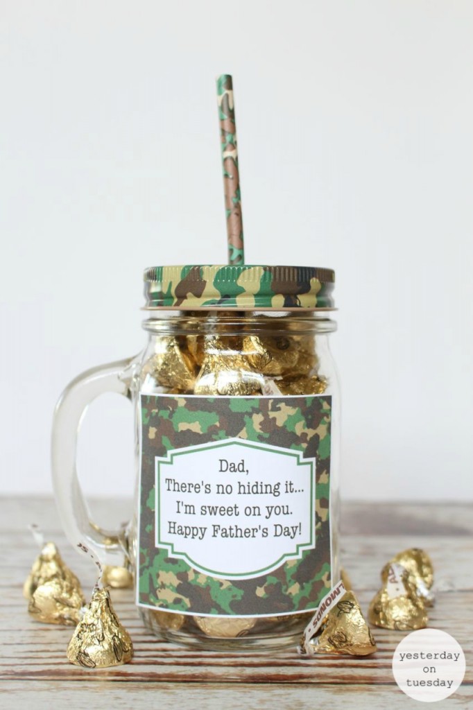 Father's Day Mason Jar Gift with printable labels. Any Dad would love this cool mug, camo patterned lid and camo straw!