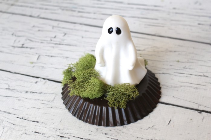 Ghost Under Glass Halloween Decor:  A spooky project for Halloween decorating.