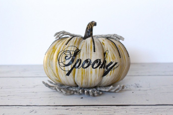 7 Spooky Halloween Decor Ideas including pumpkin planters, a Dias de los Muertos skull, a black cat lighted frame and more! 