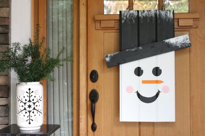How to make a Sweet Snowman Door Hangar, great decor for Christmas and the holidays