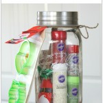 Holiday Baking Kit in Jar: Great gift idea for that baker in your life! Perfect for Christmas.