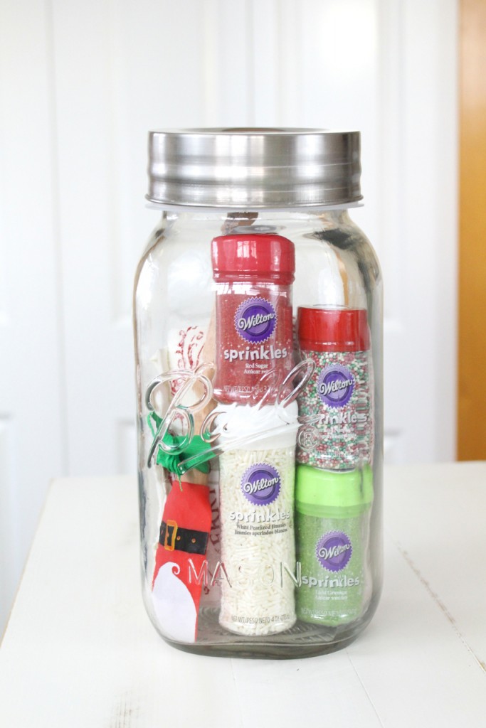 Holiday Baking Kit in  Jar: Great gift idea for that baker in your life! Perfect for Christmas.