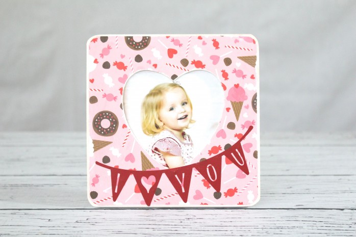 DIY Valentine's Day Ideas for Kids including valentine card ideas, valentine boxes, gifts for parents, teachers and more. One to pin!