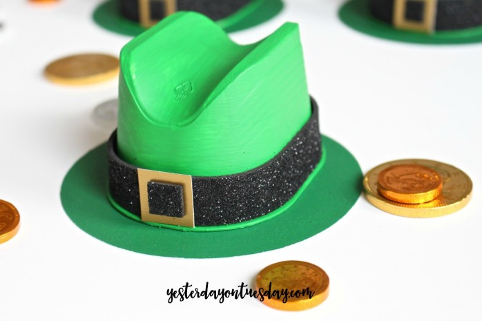 Leprechaun Candy Hats: How to transform plastic containers into cute Leprechaun Hats filled with candy for St. Patricks Day! Awesome classroom craft project for kids.