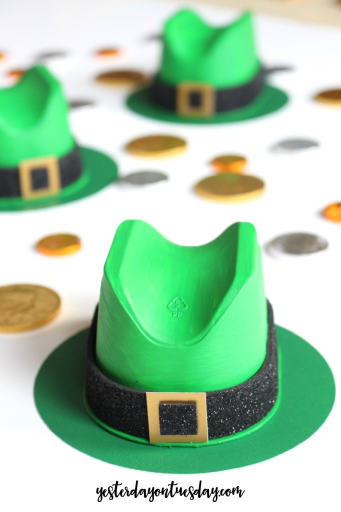 Leprechaun Candy Hats: How to transform plastic containers into cute Leprechaun Hats filled with candy for St. Patricks Day! Awesome classroom craft project for kids.