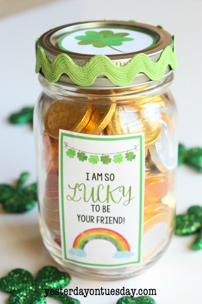 Lucky St. Patrick's Day Jar: Darling mason jar gift for St. Patrick's Day with printable labels. 