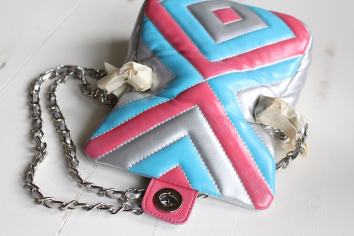 Easy Chic Purse Revamp: How to transform a plain purse into a chic handbag for spring with paint. Amazing results! Great for recycling or upcycling a worn leather purse into a fresh look!