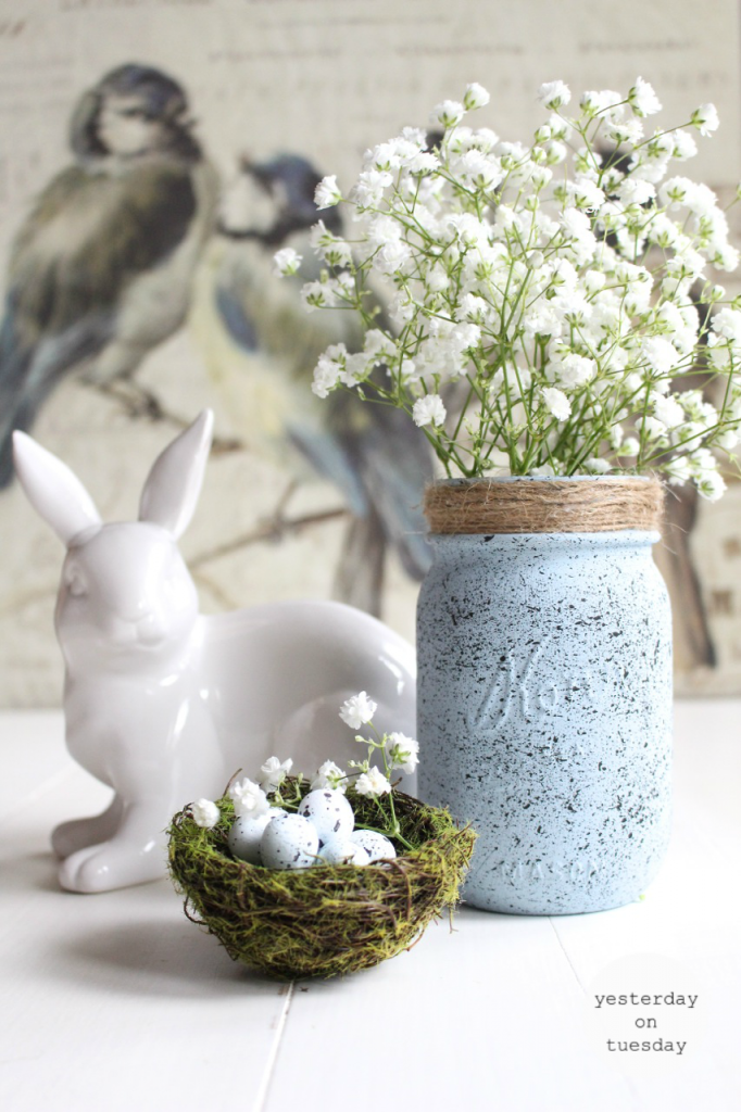 Speckled Robin's Egg Mason Jar and Printable Tags: How to create a faux robin's egg finish on a mason jar. Lovely decor for spring and Easter.