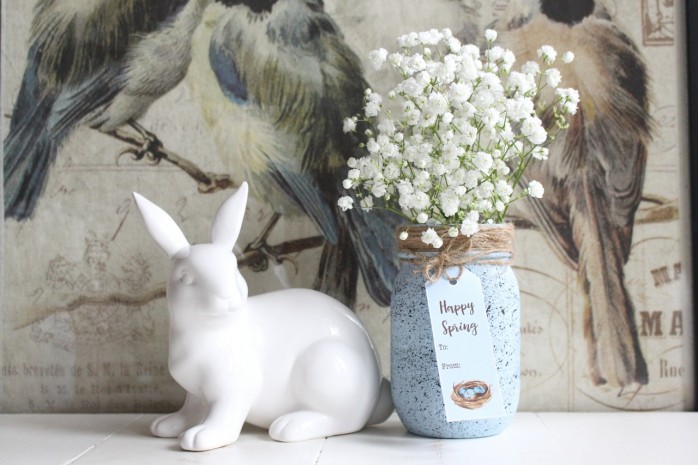 Speckled Robin's Egg Mason Jar and Printable Tags: How to create a faux robin's egg finish on a mason jar. Lovely decor for spring and Easter.