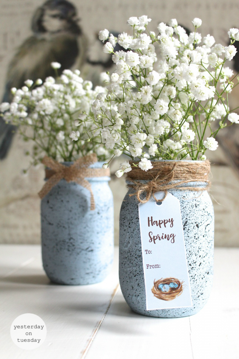 Speckled Robin's Egg Mason Jar and Printable Tags: How to create a faux robin's egg finish on a mason jar. Lovely decor for spring and Easter.